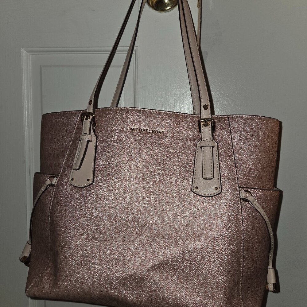 Michael Kors pocket book